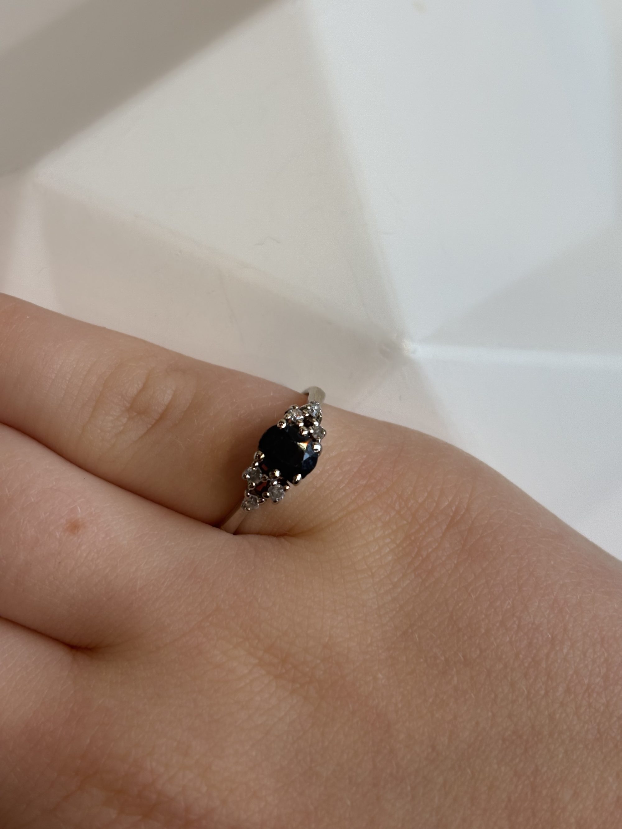 Alternative view of Witgouden ring met saffier en diamant