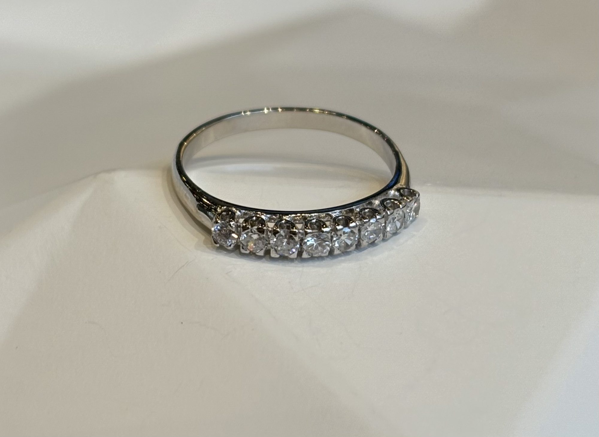 Witgouden memoirering met 8 diamanten