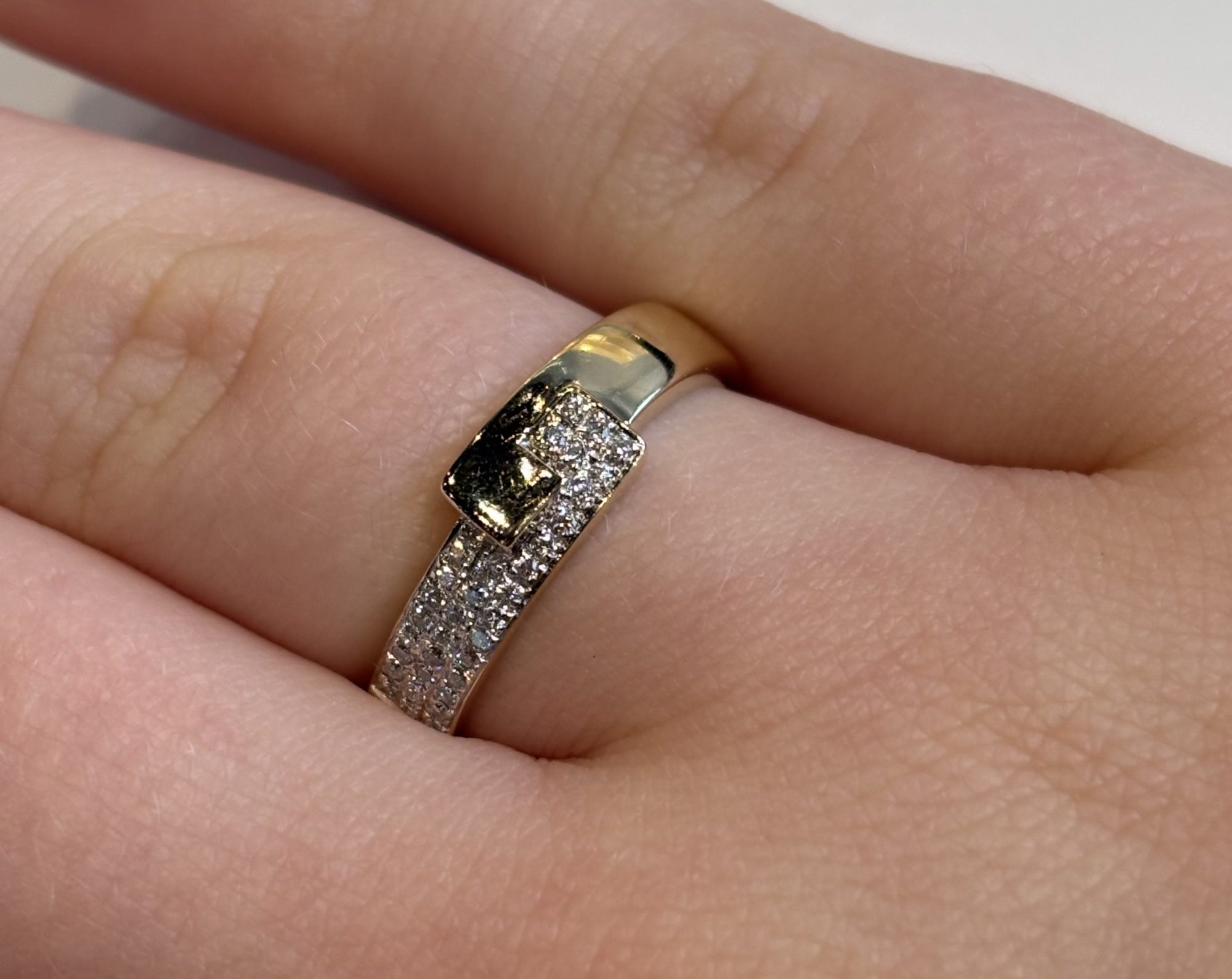 Alternative view of Gouden fantasiering met briljanten