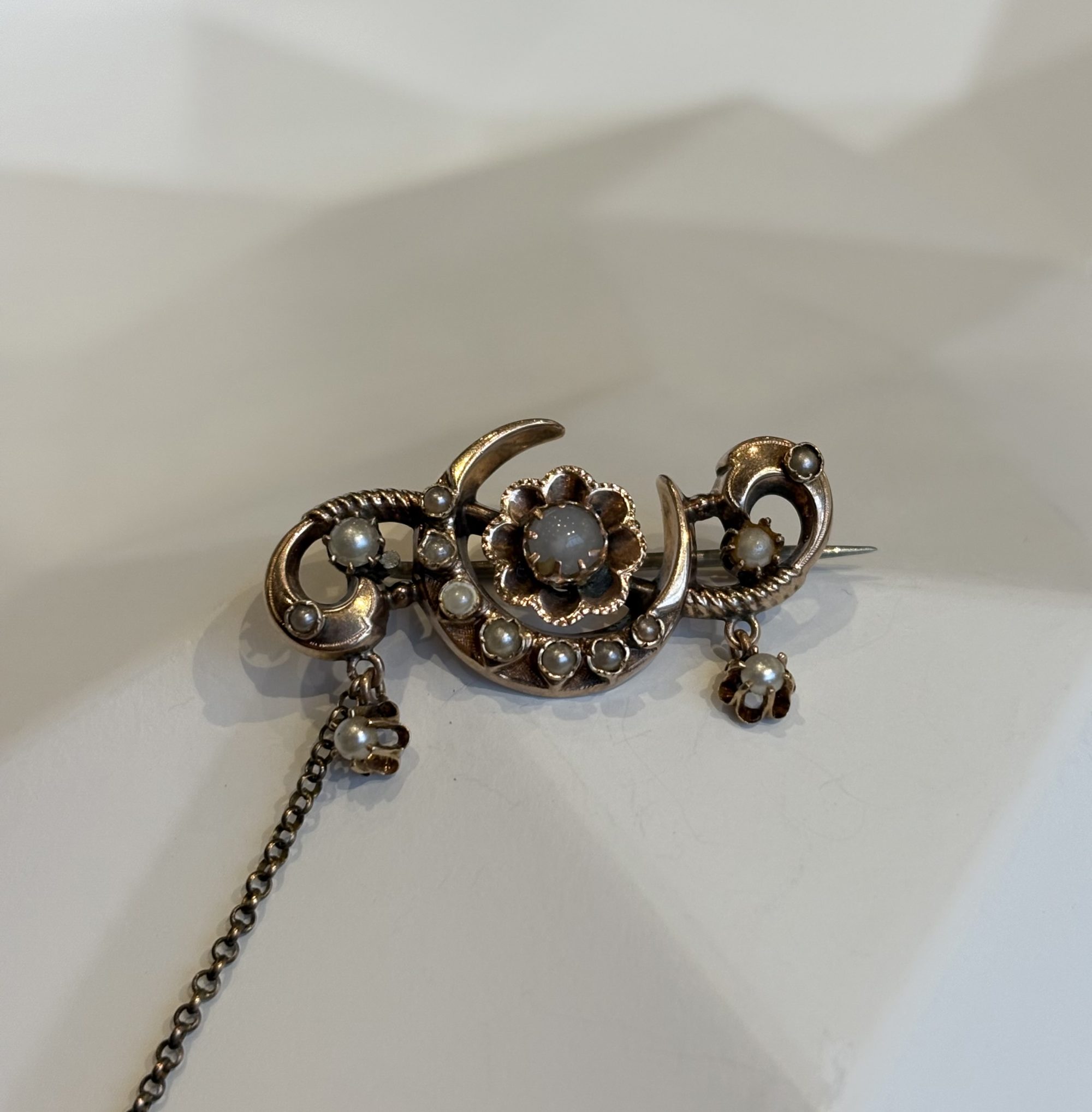 Victoriaanse halve maan broche goud en parels