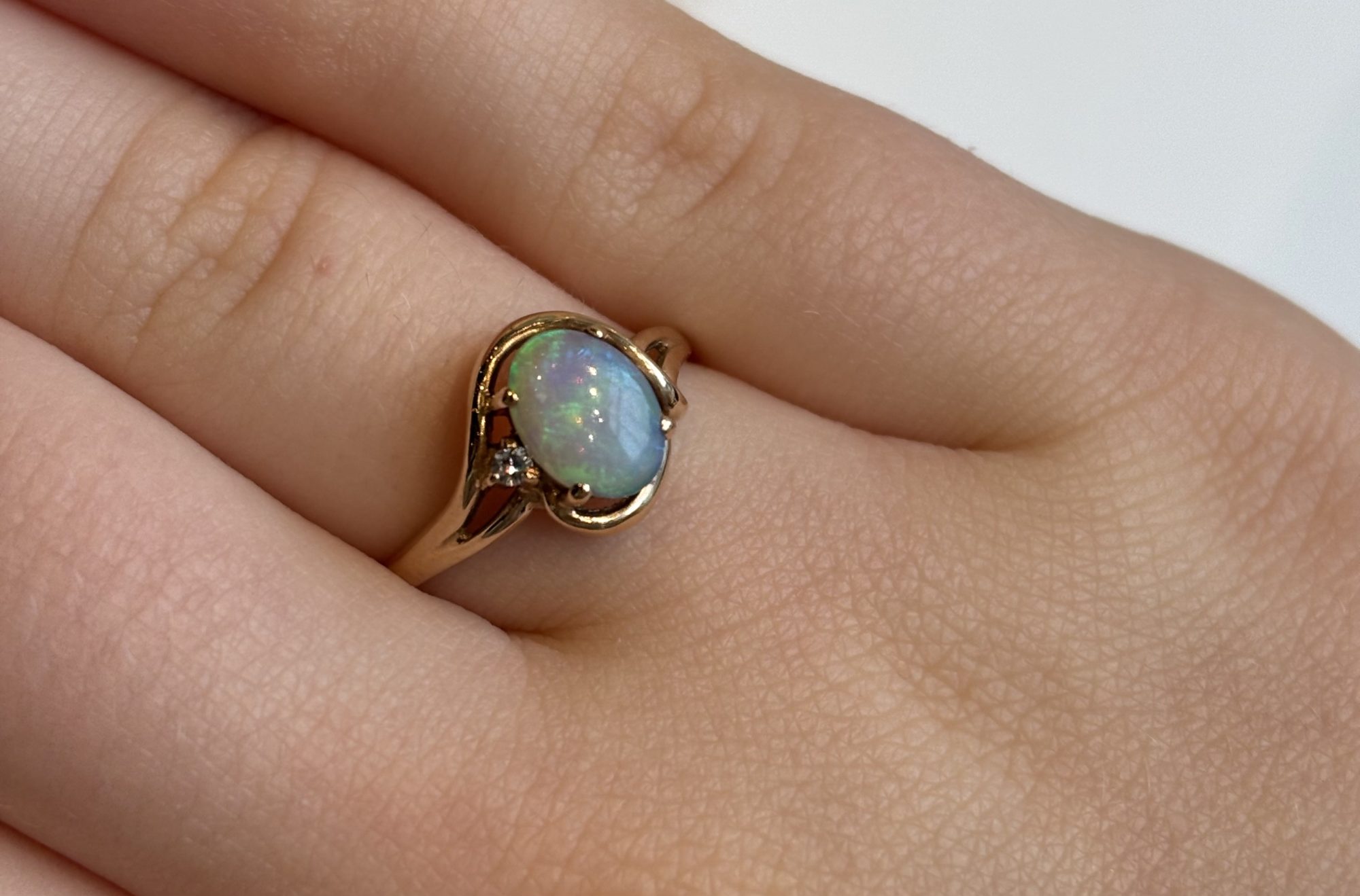 Alternative view of Roségouden ring met opaal