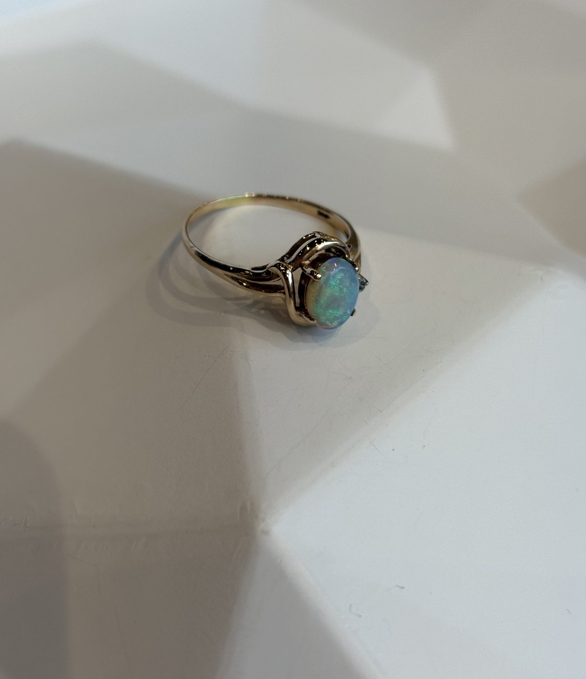 Roségouden ring met opaal