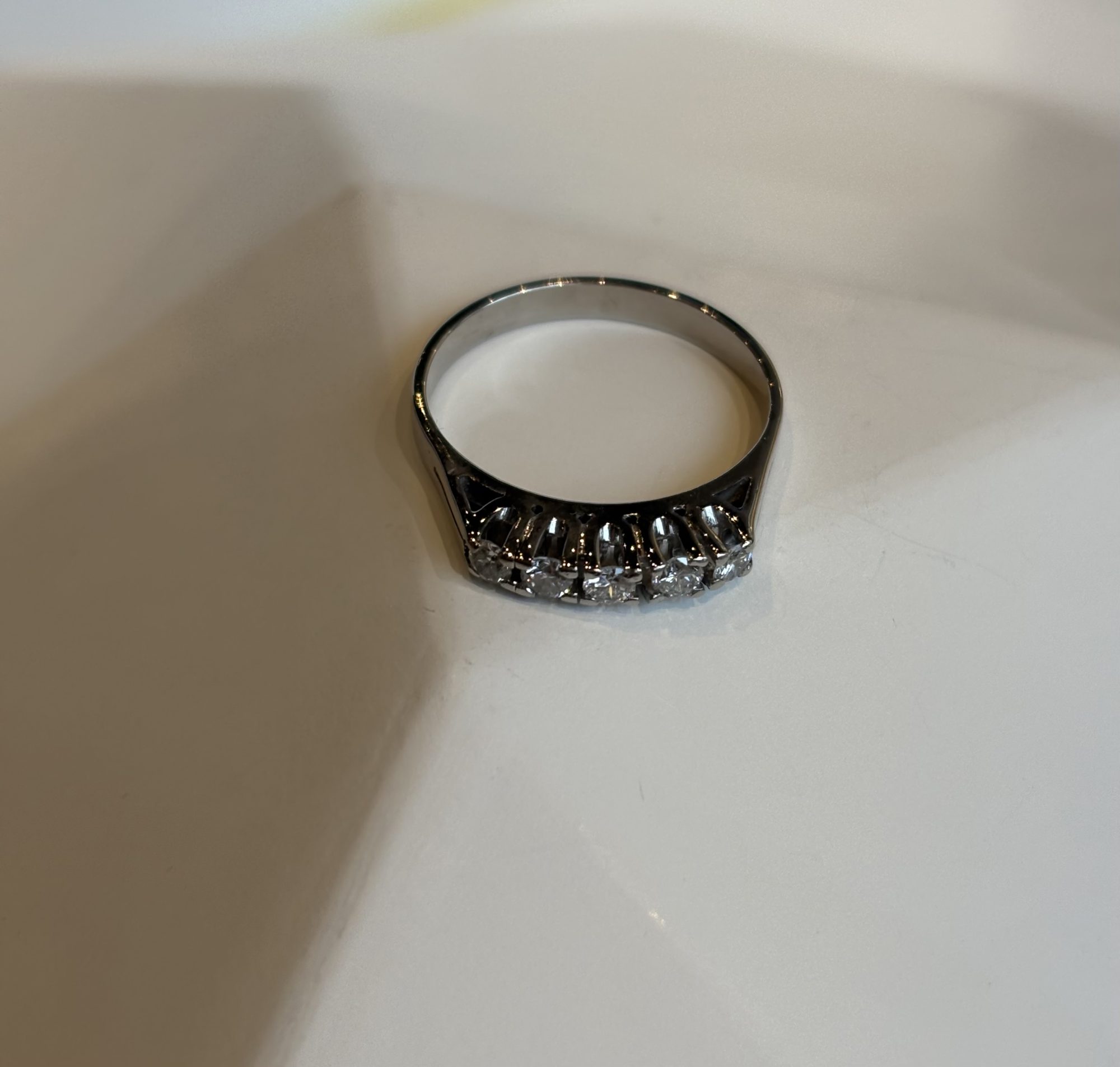 Witgouden memoirering met vijf briljanten 0,33ct