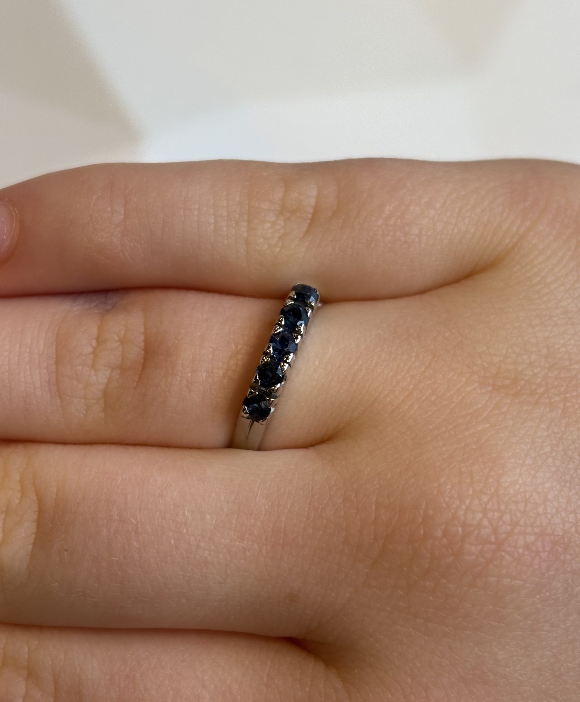 Alternative view of Witgouden memoirering met vijf saffieren