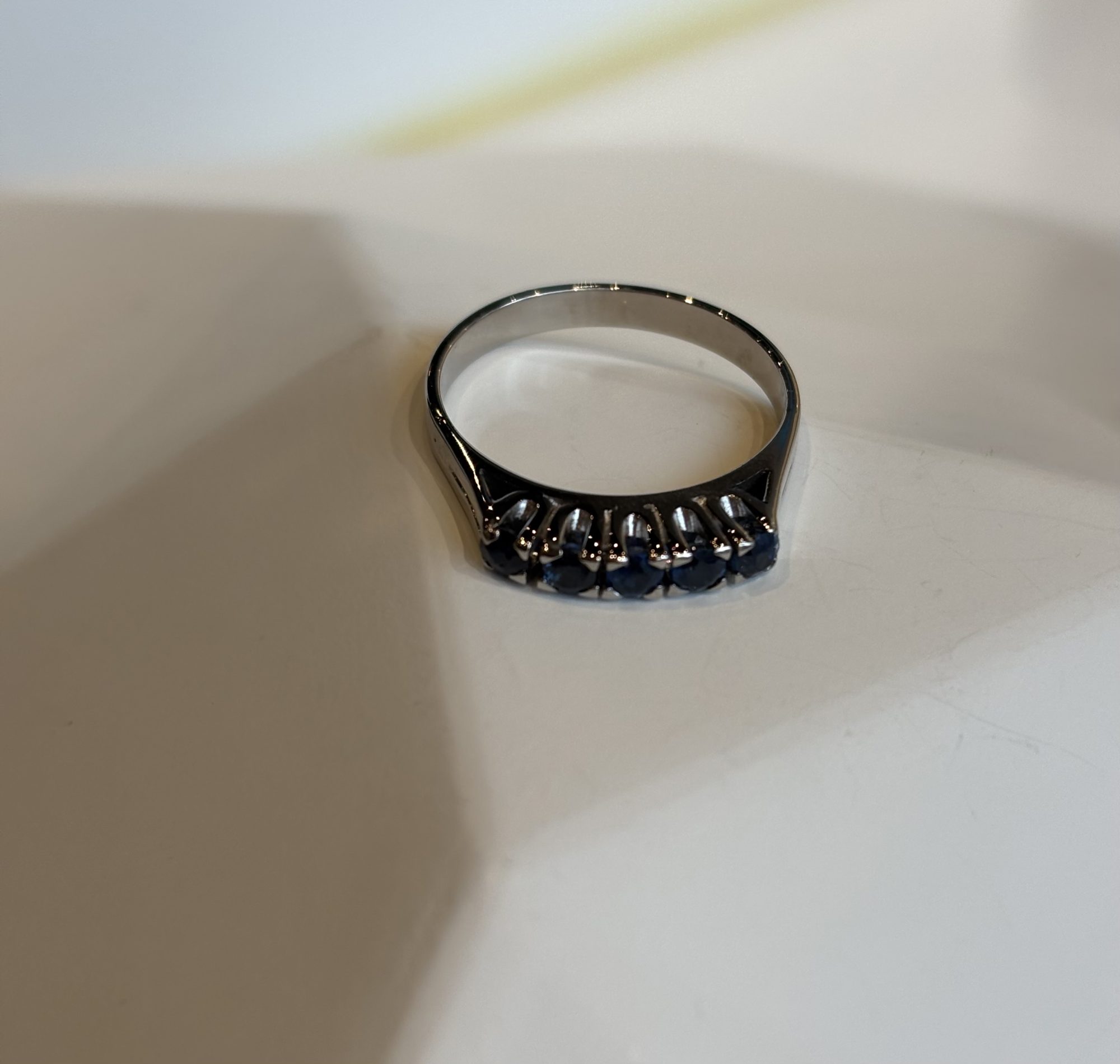 Witgouden memoirering met vijf saffieren