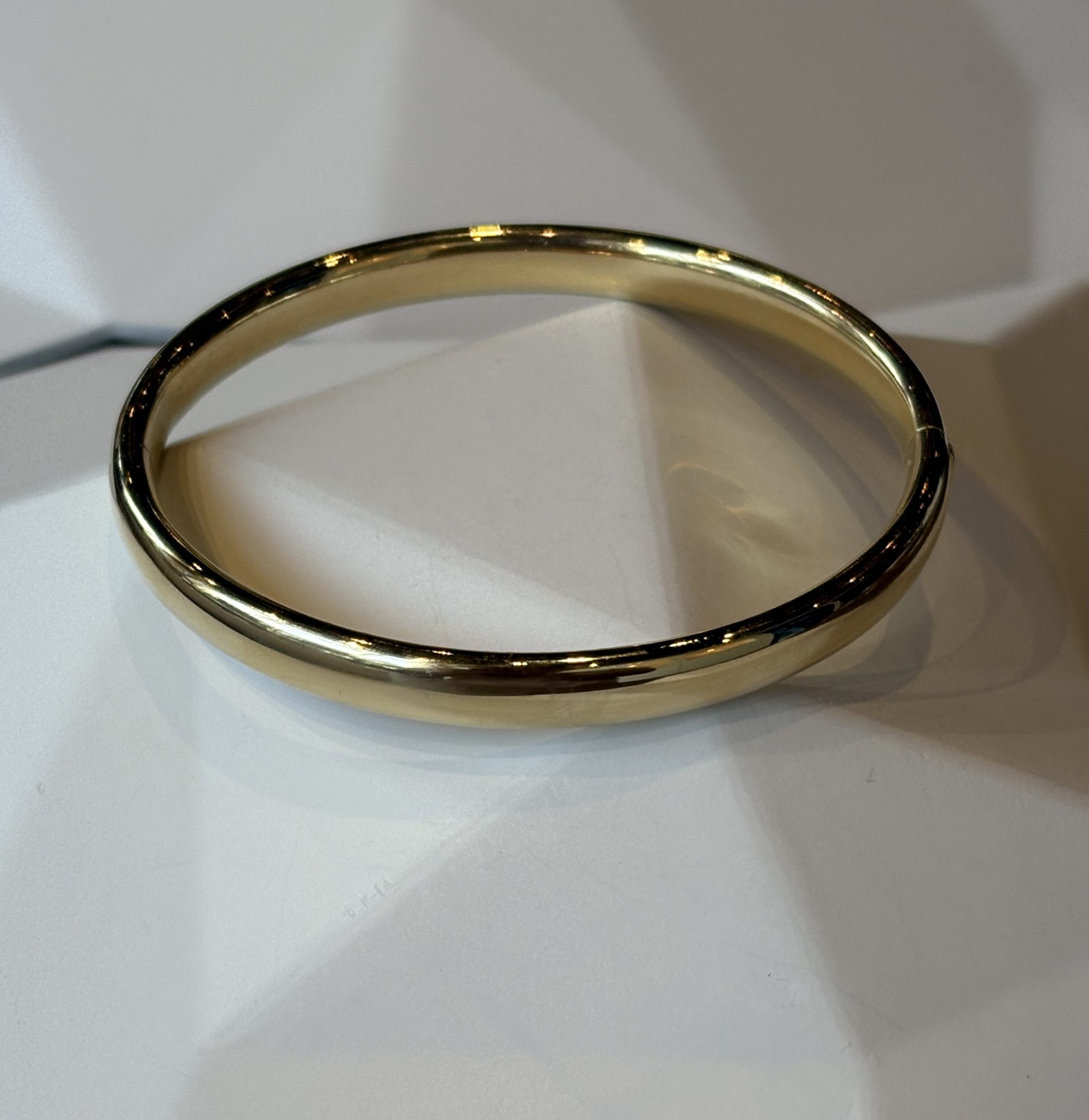 Geelgouden bangle armband