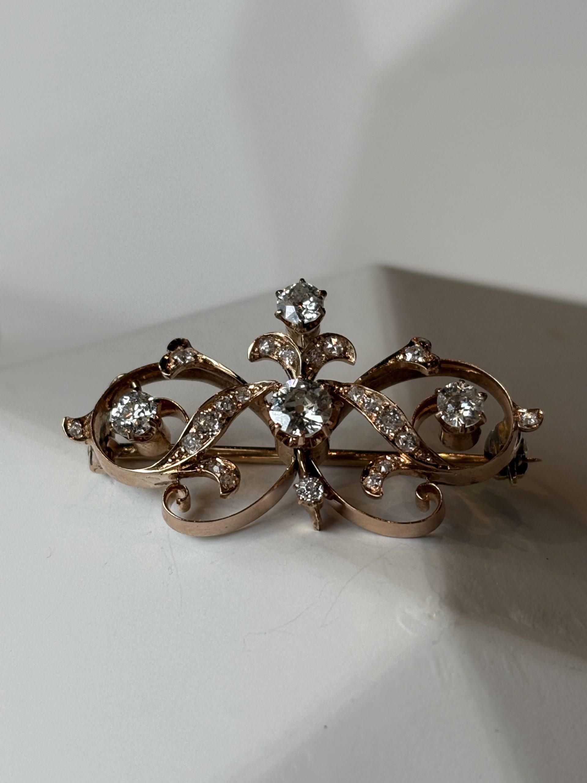 Antiek gouden Victoriaanse strikbroche