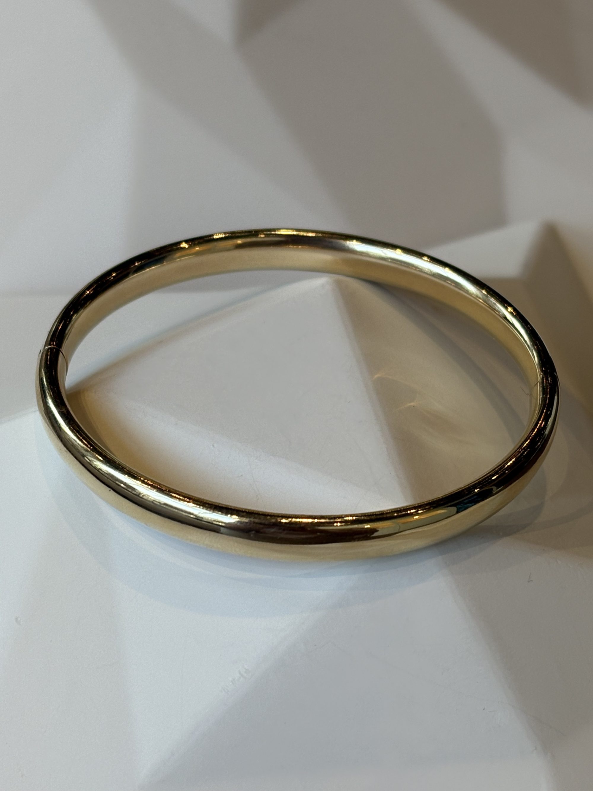 Geelgouden bangle armband