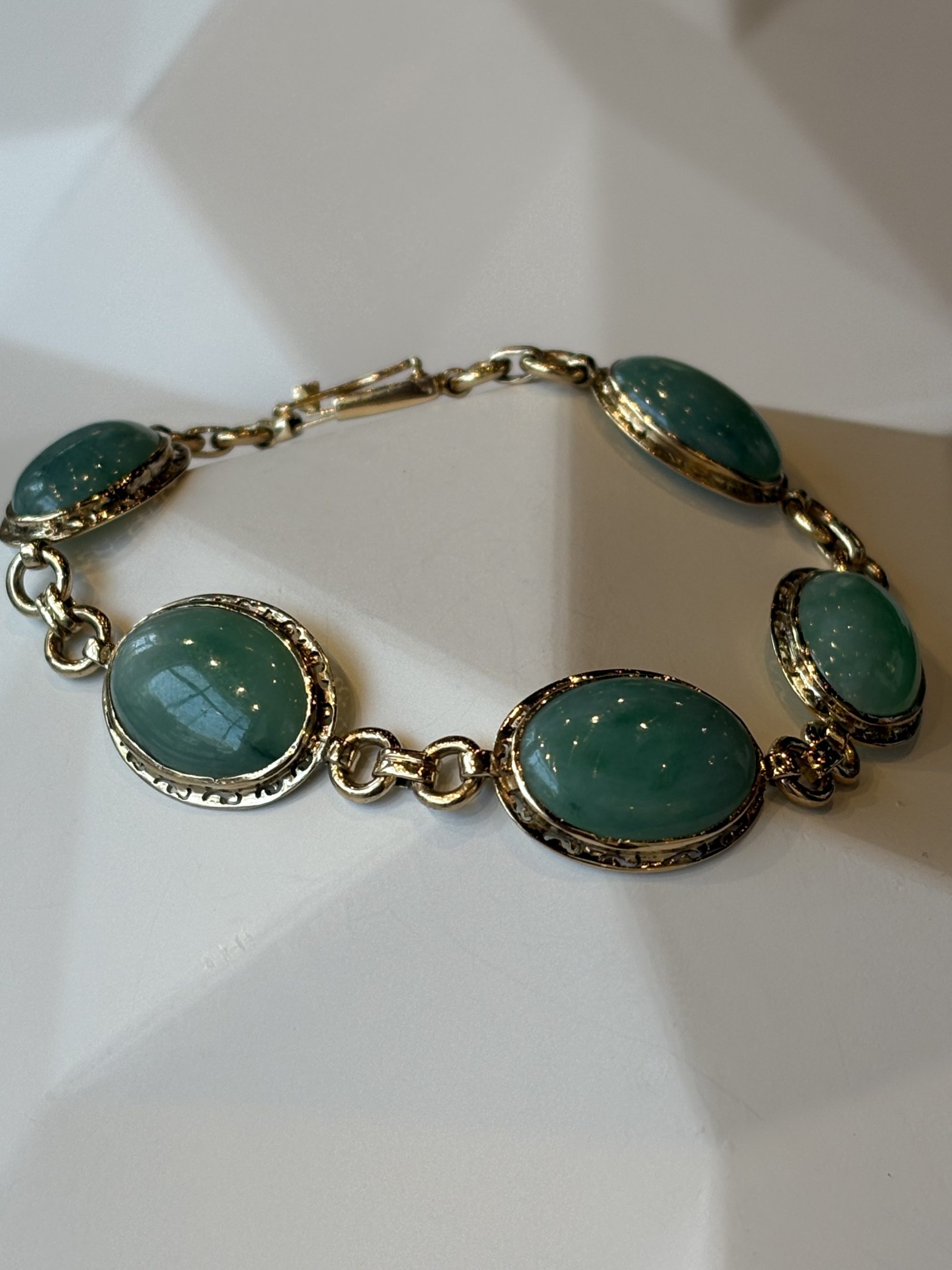 Geelgouden armband met jade