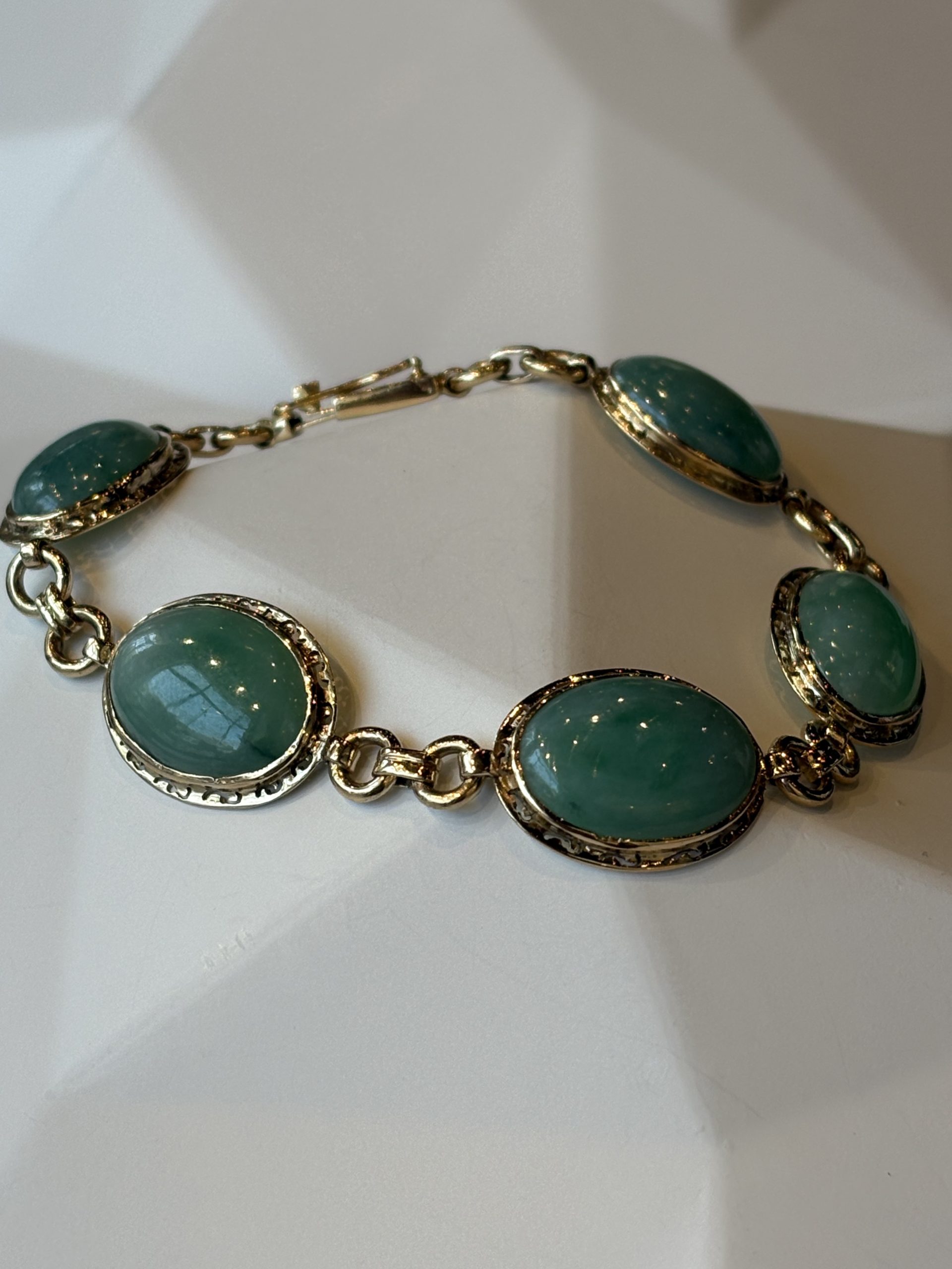 Geelgouden armband met jade
