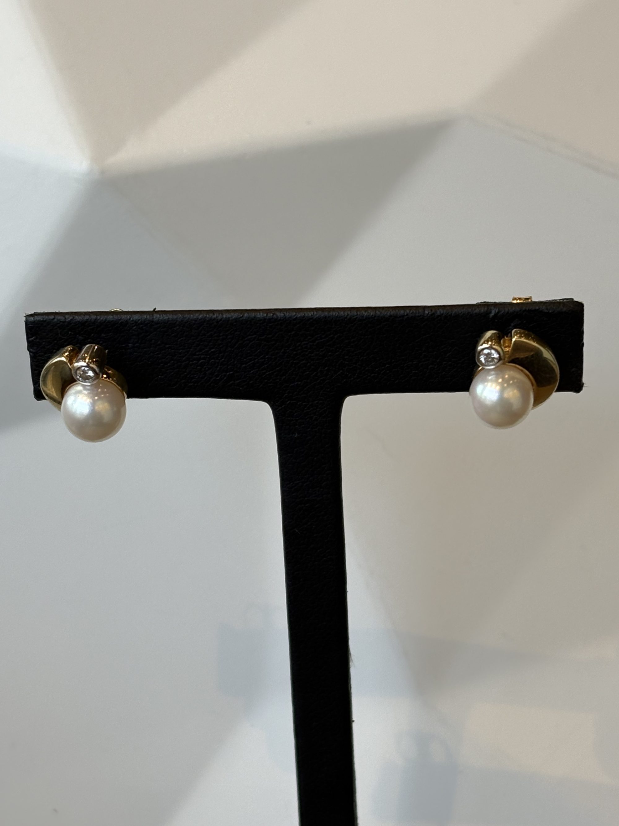 Alternative view of Set geelgouden pareloostekers met briljant