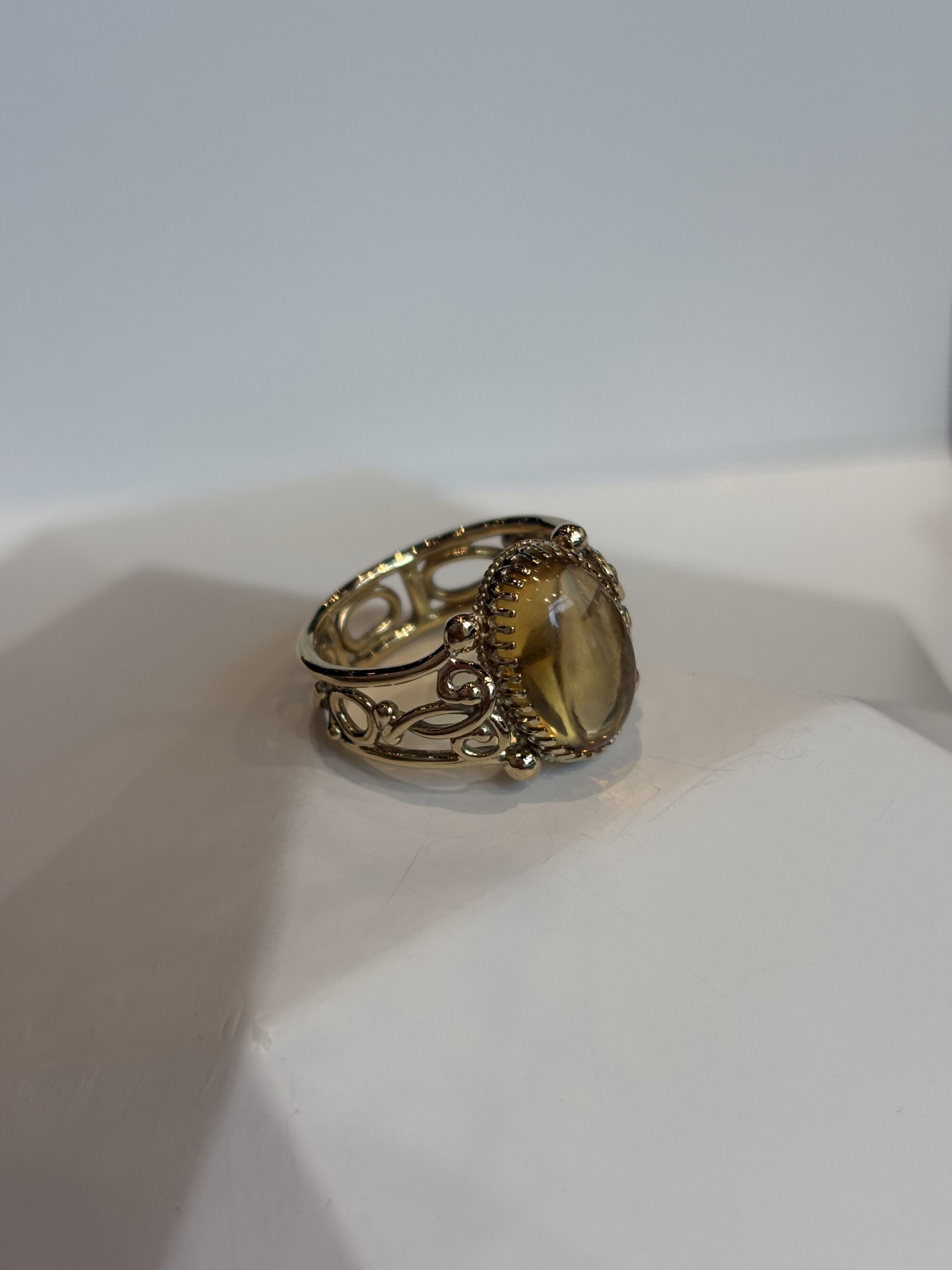 Geelgouden ring met citrien cabochon