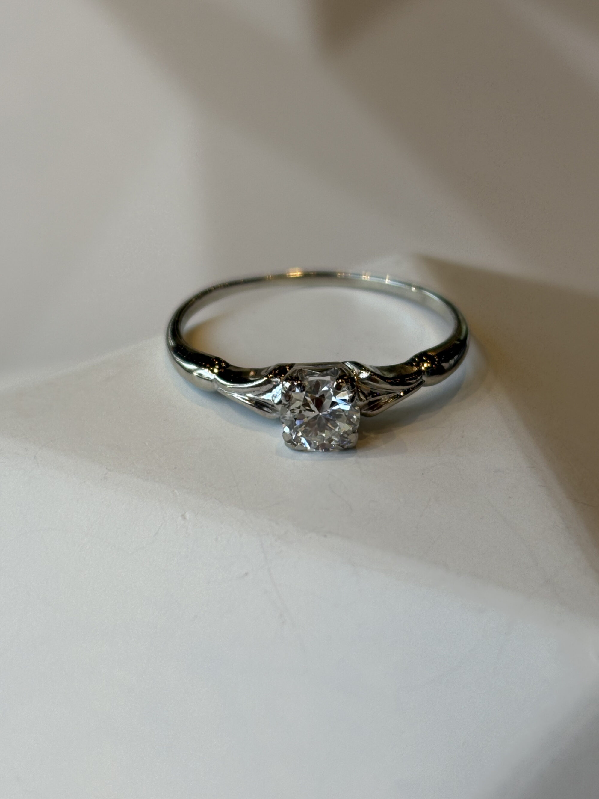 Witgouden vintage solitairering 0,47ct