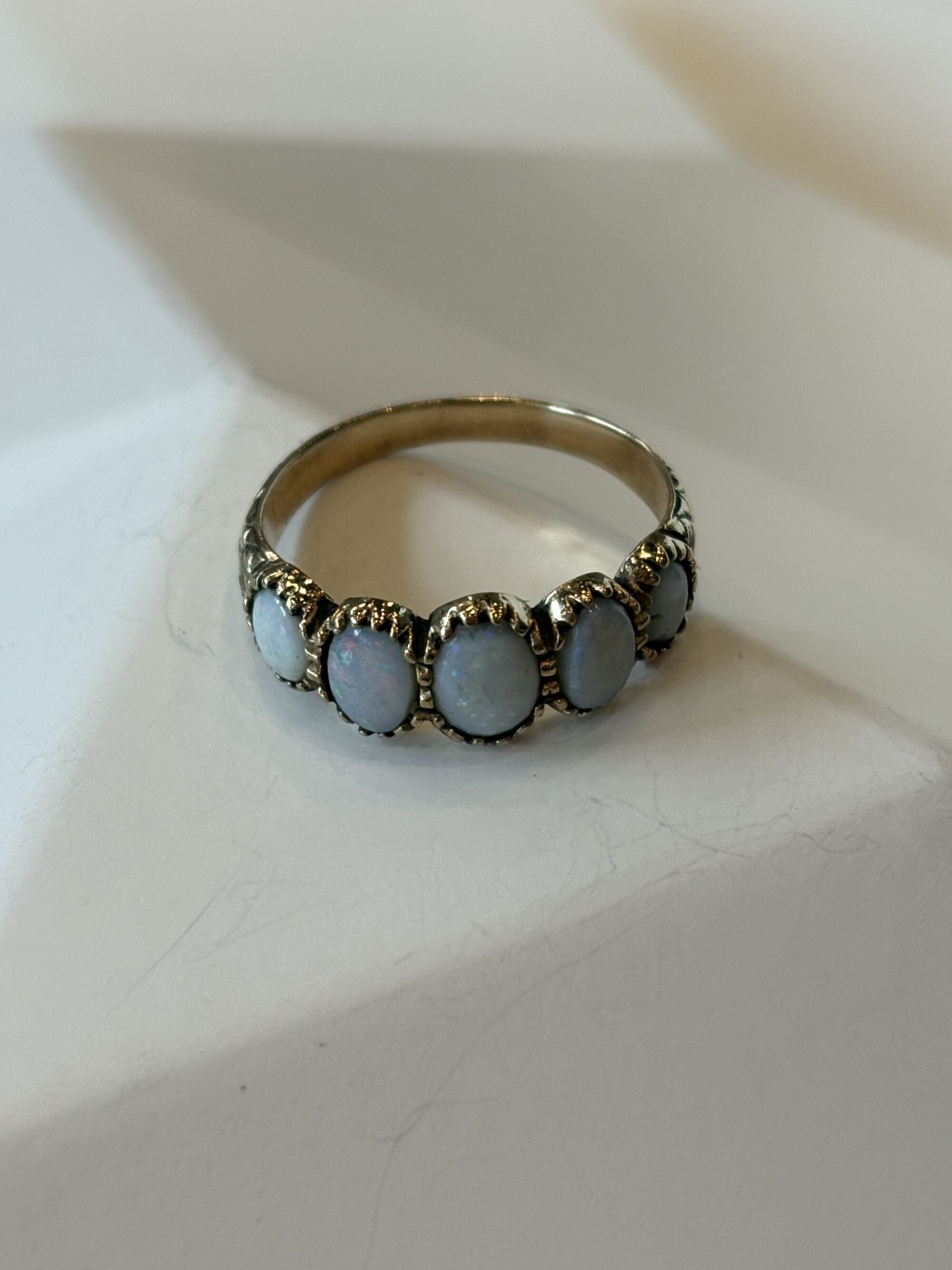 Gouden rijring met opalen