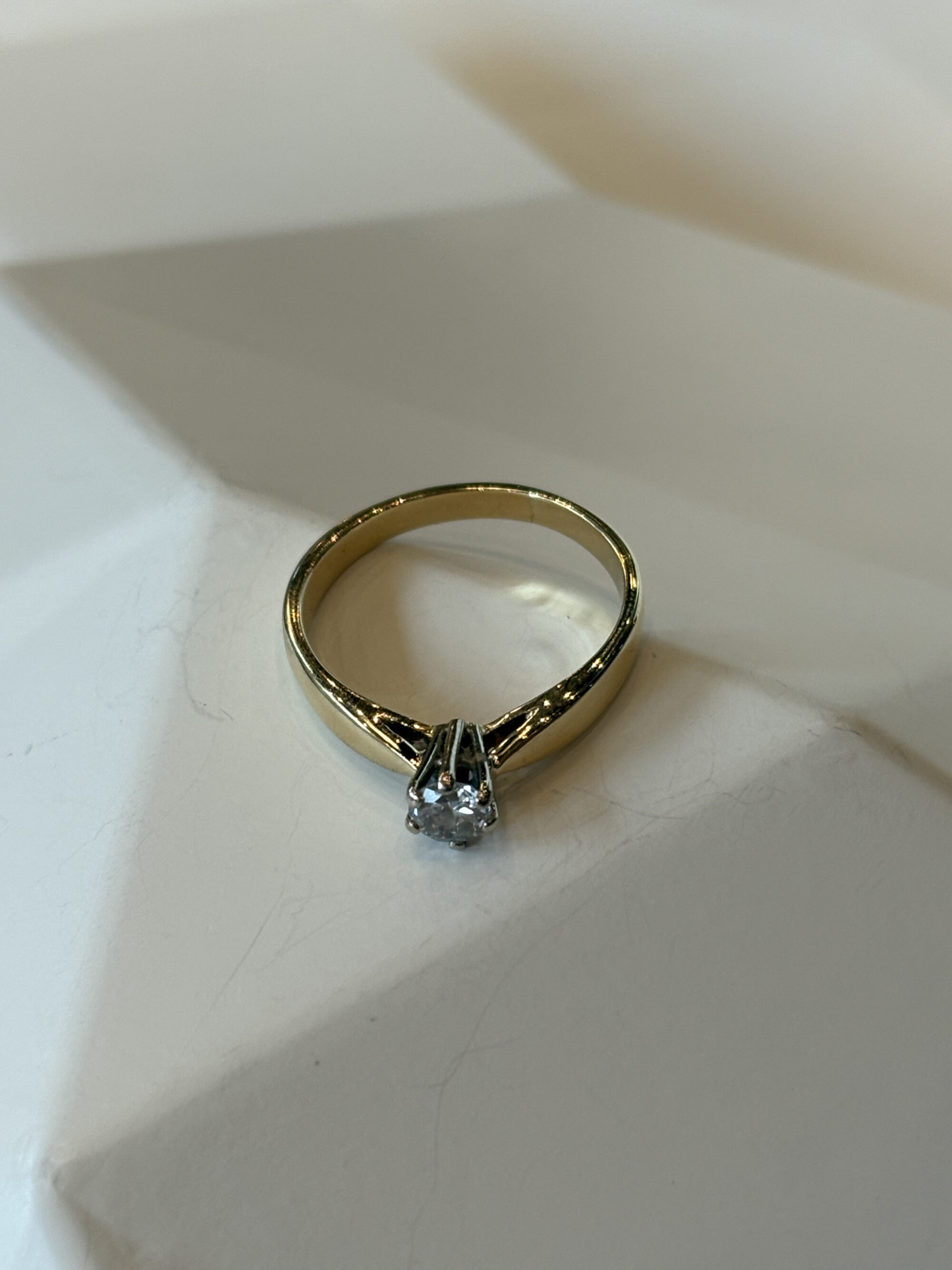 Gouden solitairering 0,30ct