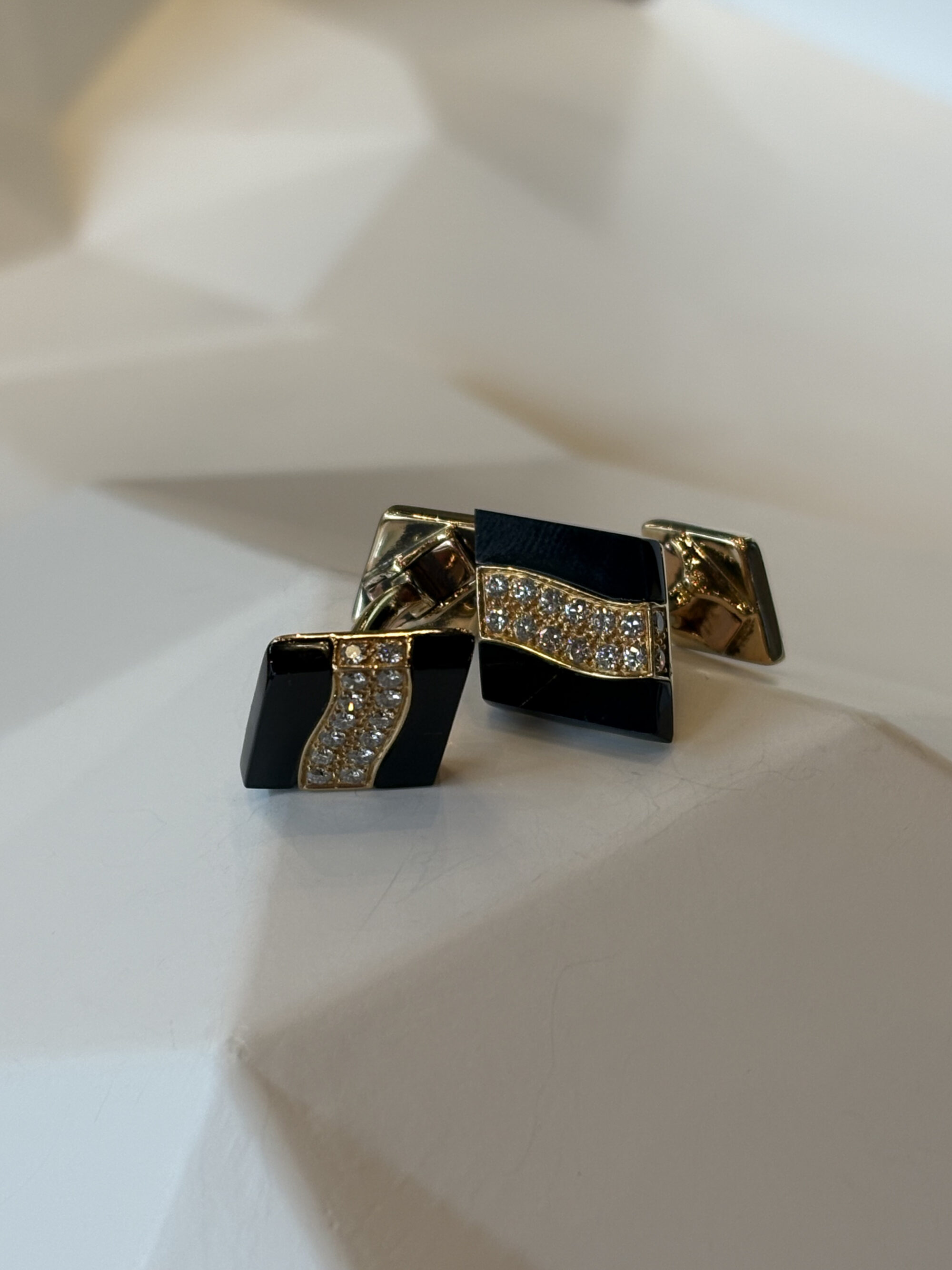 Set geelgouden manchetknopen met briljanten en onix