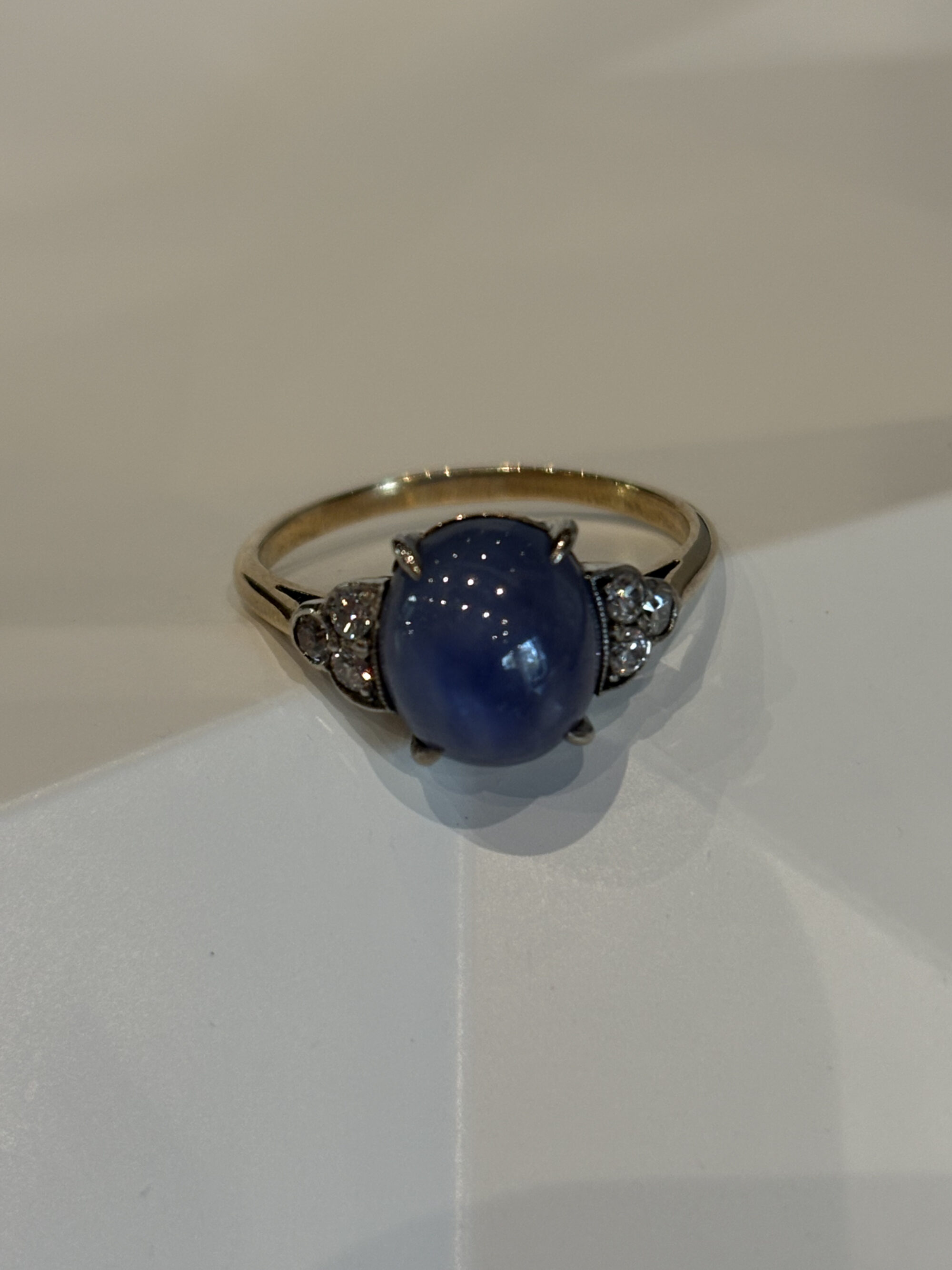 Antiek gouden ring met stersaffier