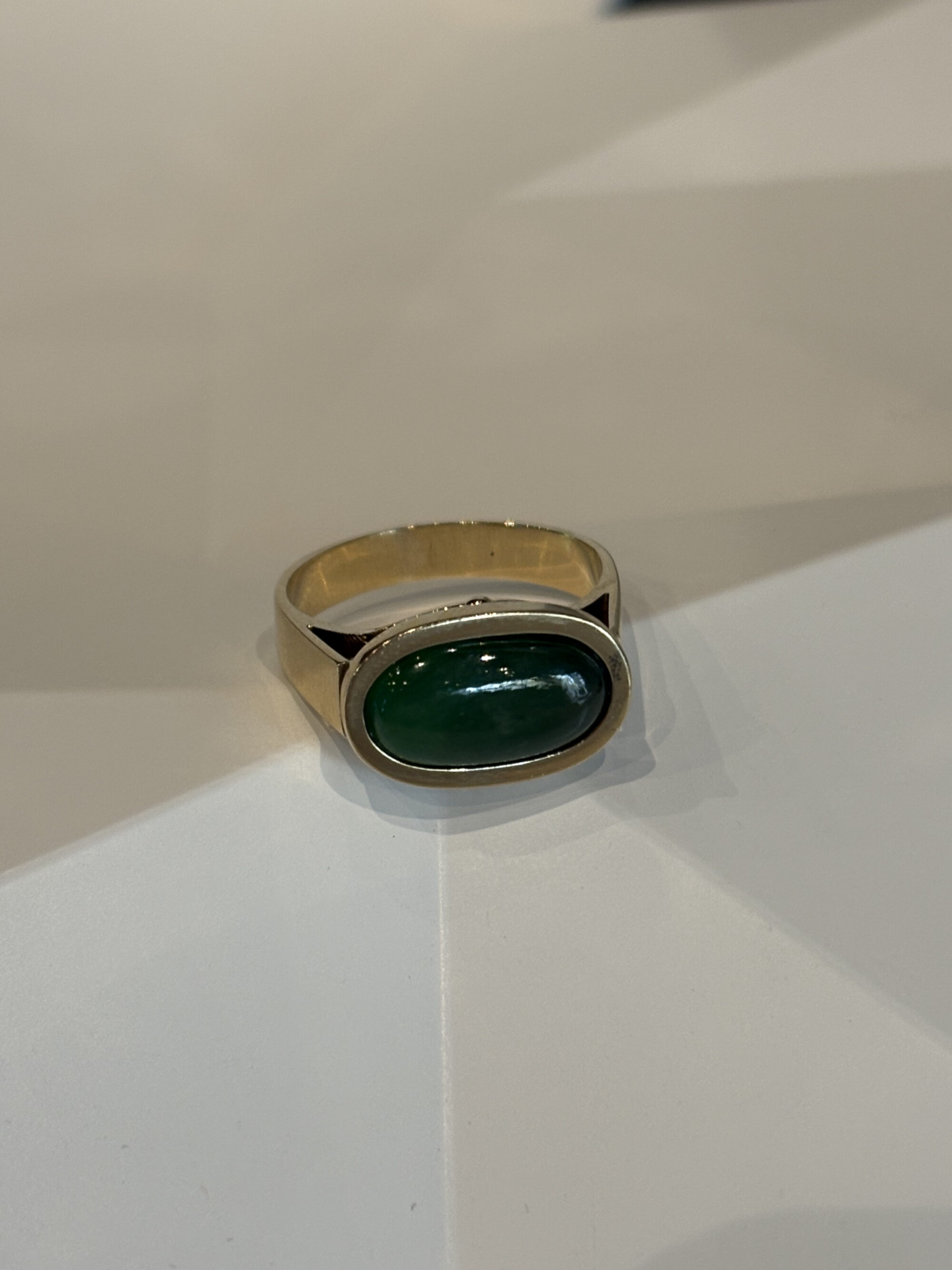 Gouden ring met nefriet