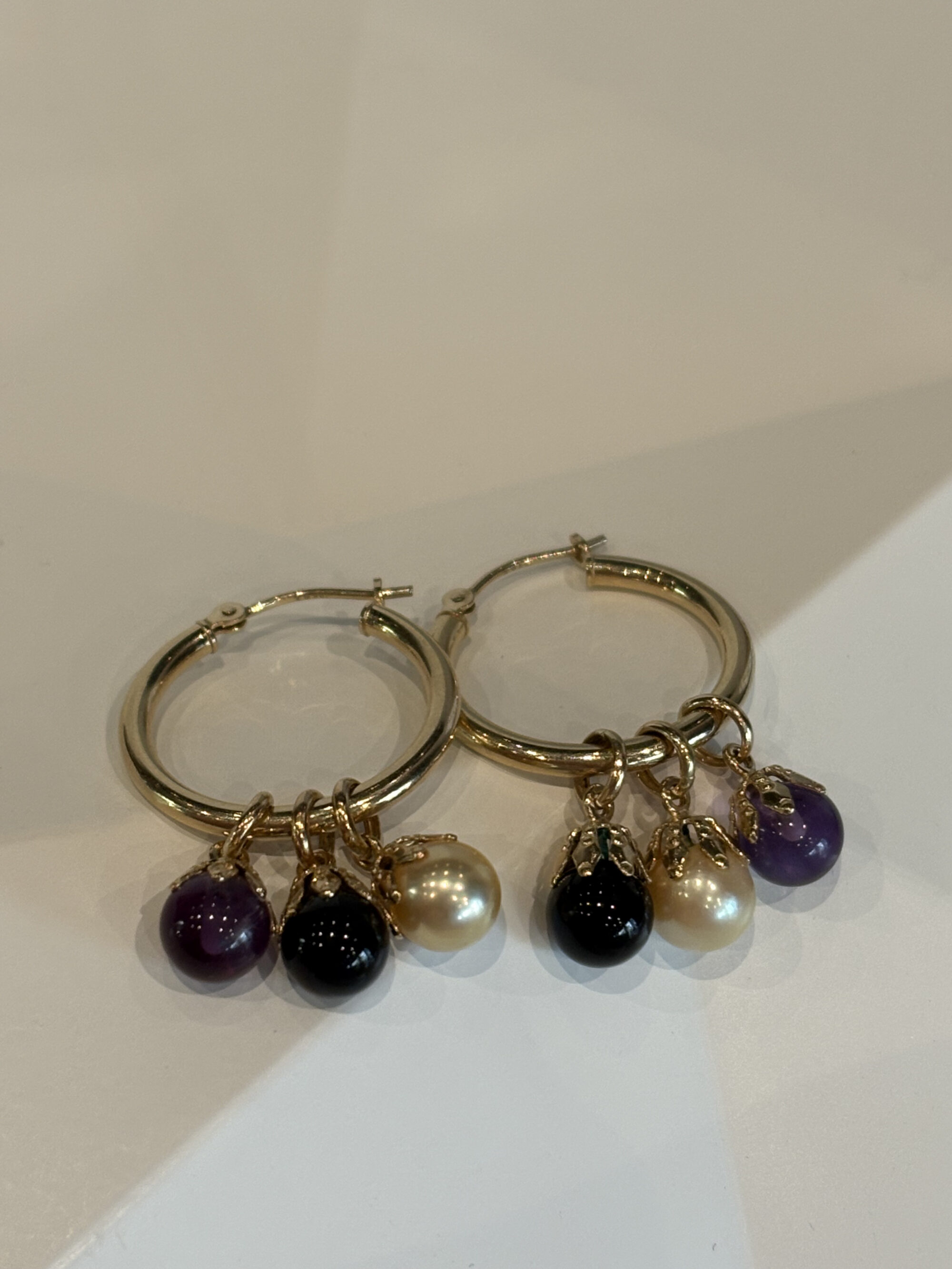 Set gouden creoolhangers met edelstenen