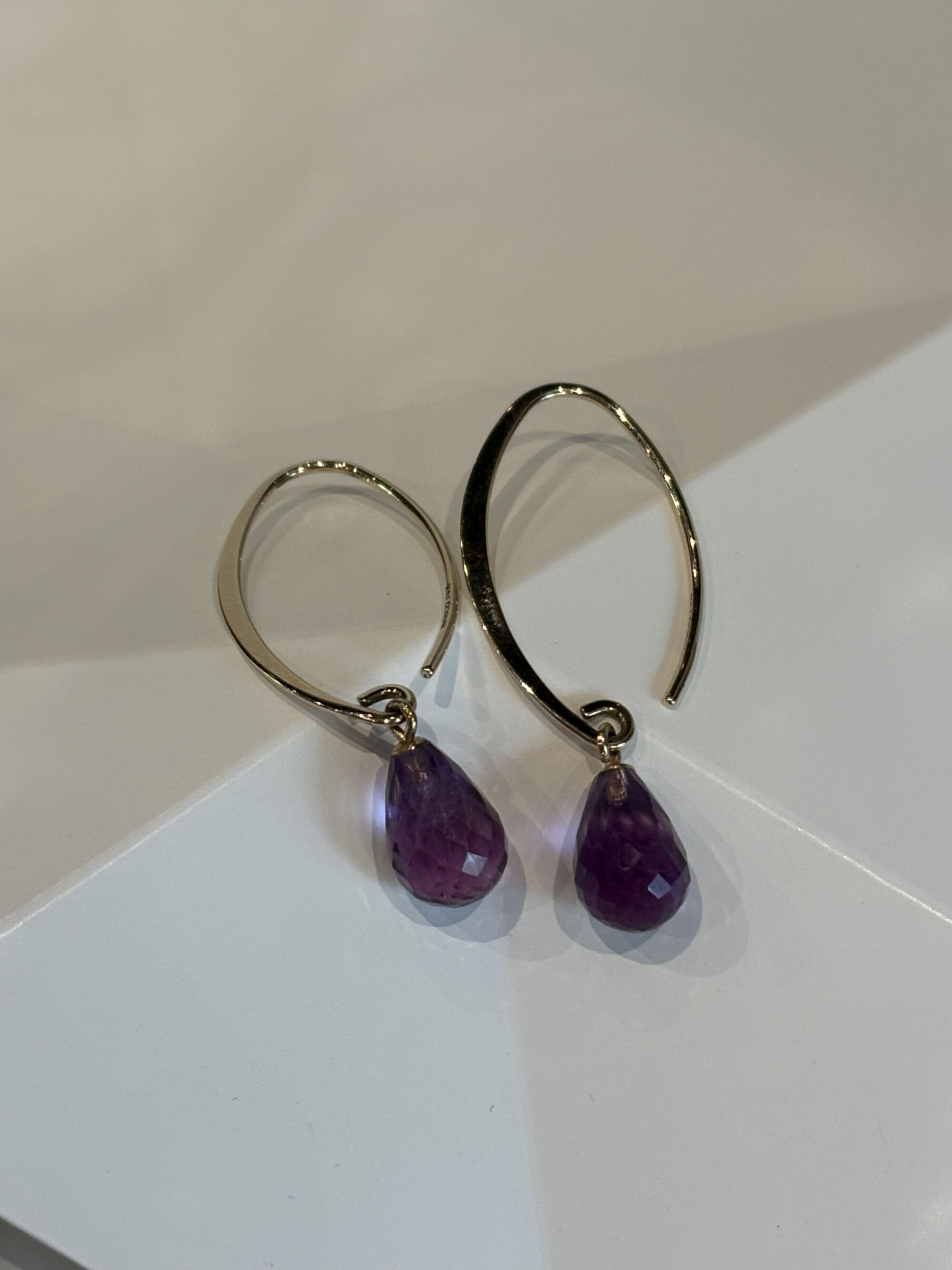 Set gouden oorhangers met amethist